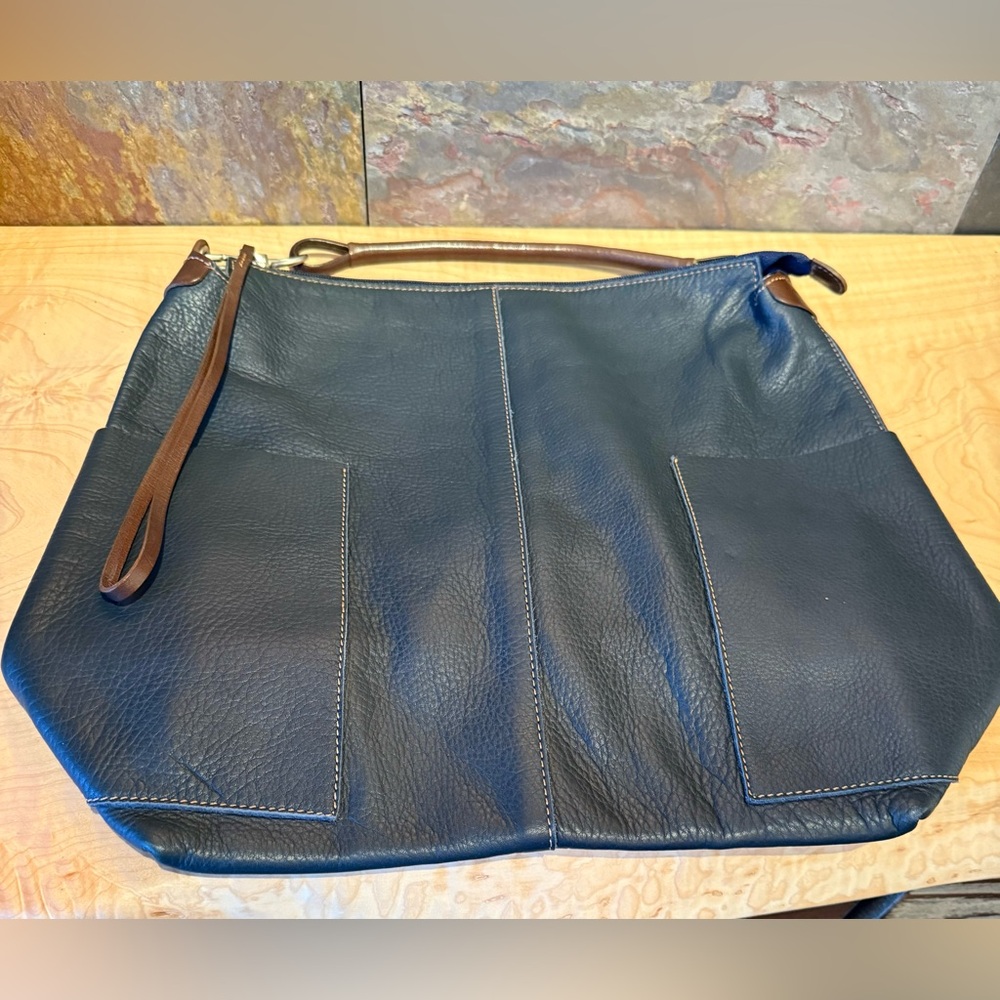 NWOT Peter Kent, Argentina, pebbled navy blue leather, brown strap, zipper pull